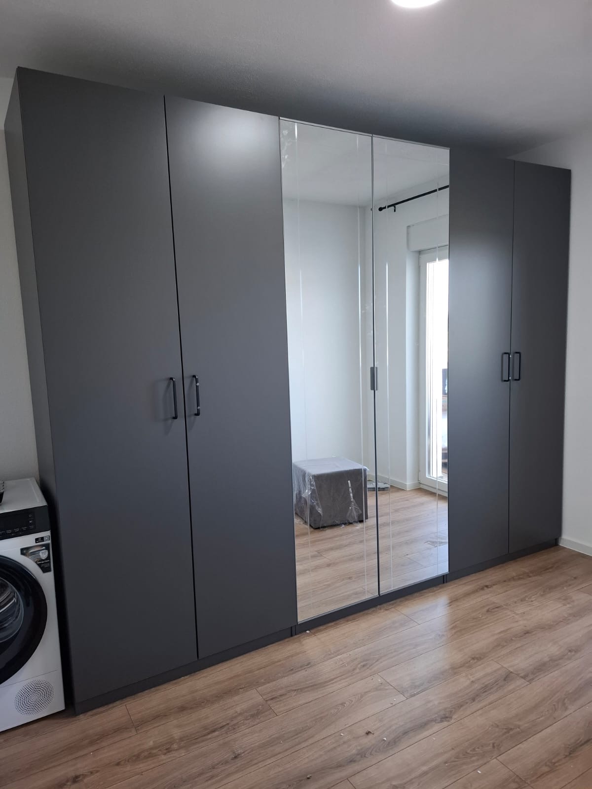 Großer Kleiderschrank mit Spiegeltüren, montiert von Leo Transporte