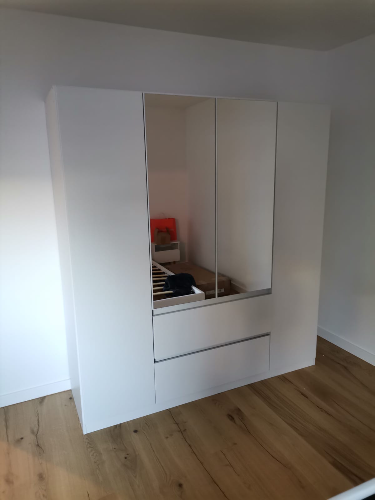 Kleiderschrank mit Spiegel und Schubladen, montiert von Leo Transporte