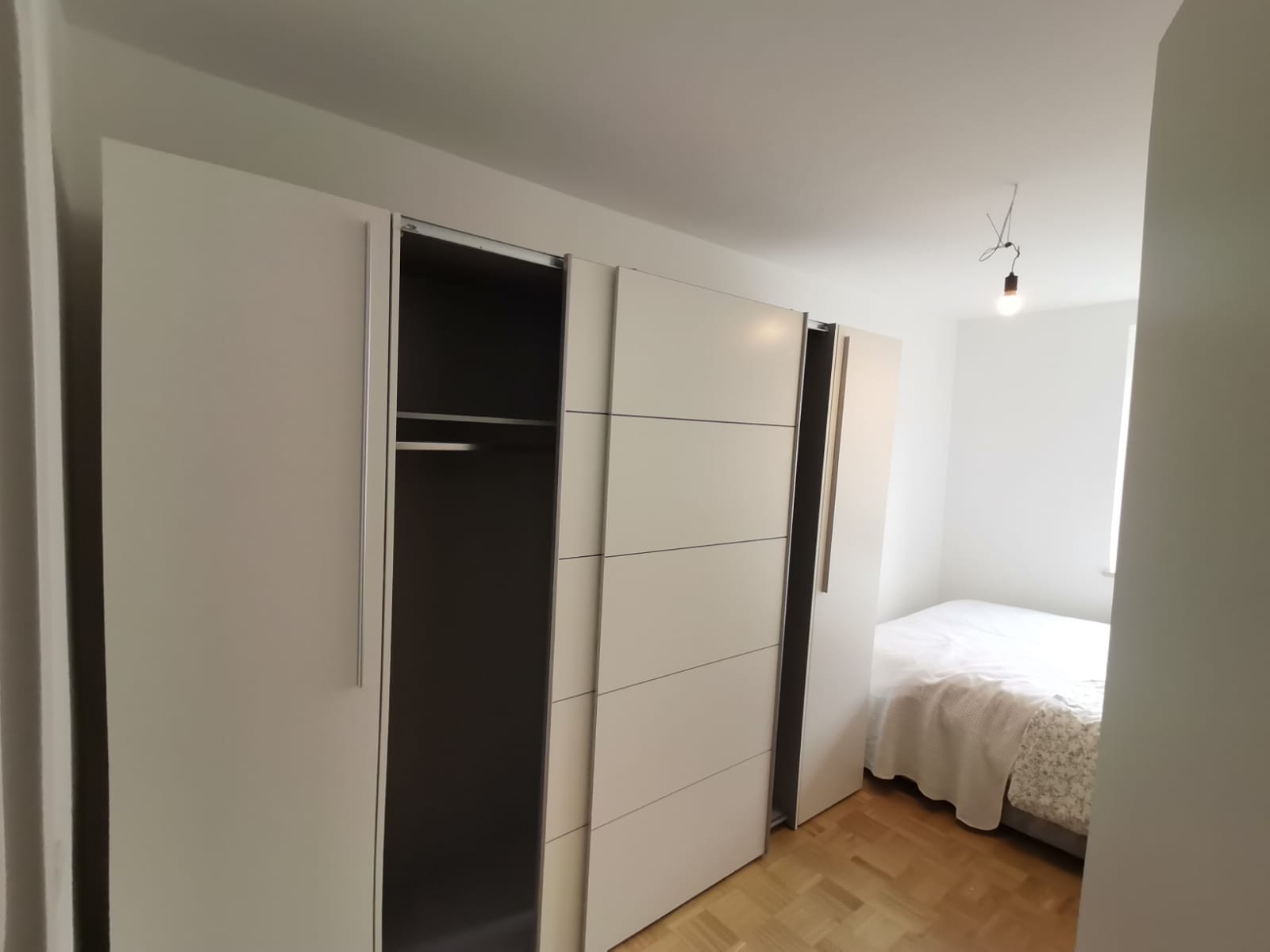 Schwebetürenschrank, montiert von Leo Transporte